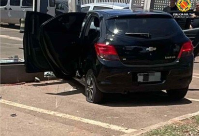 Duas mulheres são presas após roubo de veículo e batida em igreja do P.Sul -  (crédito: PMDF/Divulgação) -Duas mulheres são presas após roubo de veículo e batida em igreja do P.Sul -  (crédito: PMDF/Divulgação)