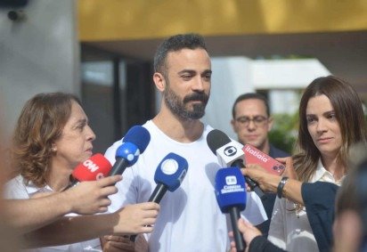 Os filhos de Raul, Bruno e Julia Jungmann, durante o velório do pai, nesta segunda-feira (19/1) -  (crédito: Ed Alves / CB / DA Press)