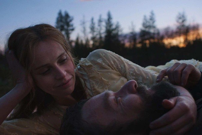 Joel Edgerton e Felicity Jones em Sonhos de trem 