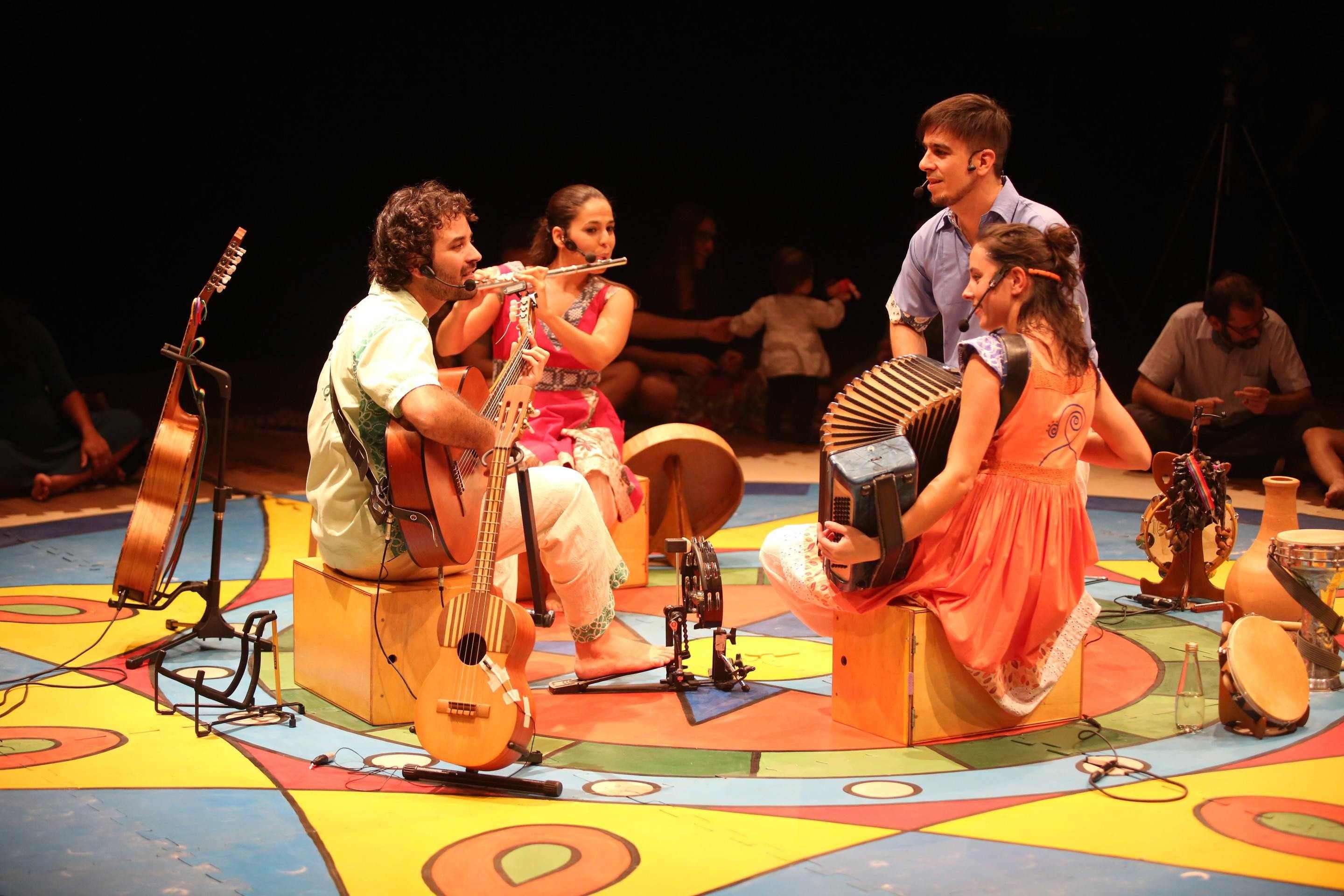 Cia. Os Buriti conta história musicais com instrumentos e bonecos