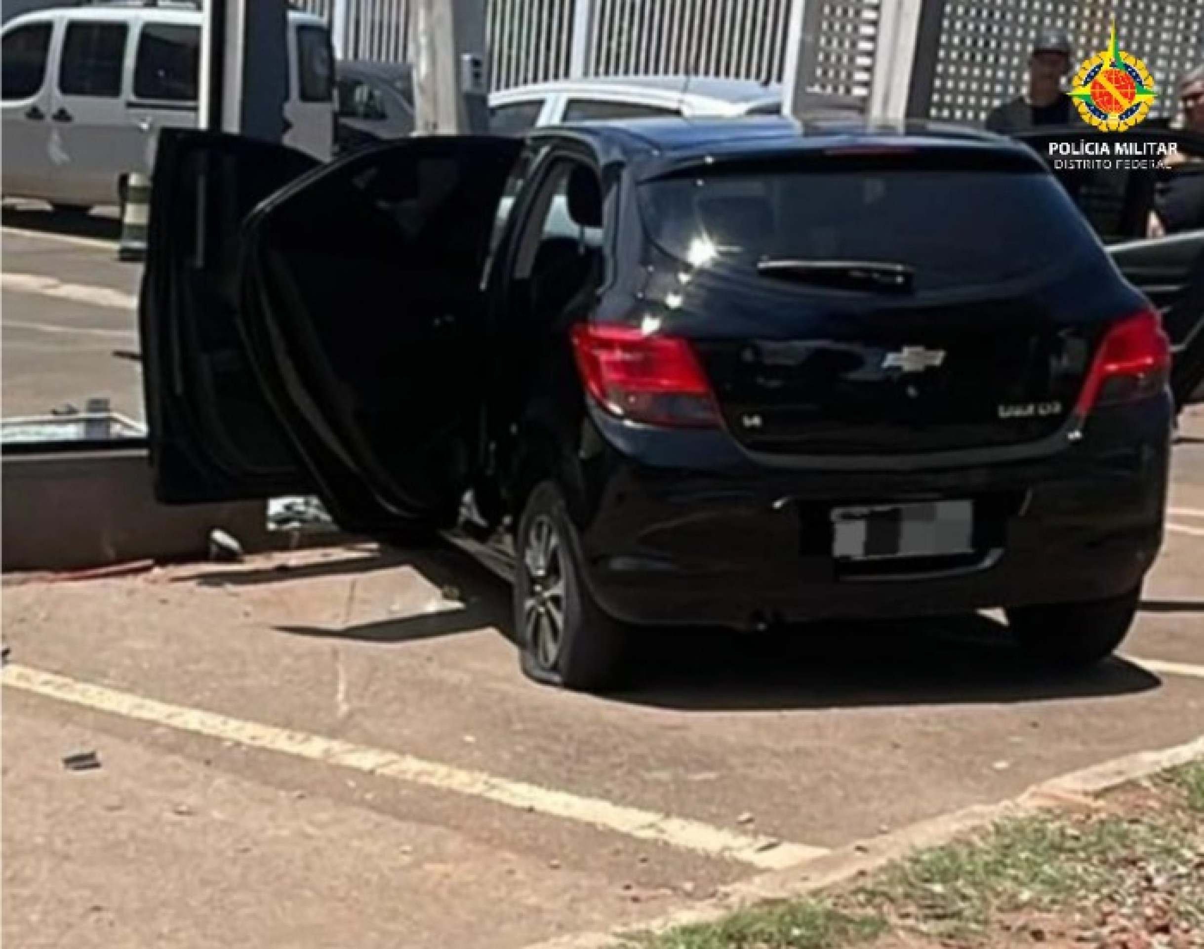 Vídeo: dupla é presa após roubar veículo e bater em muro de igreja no P.sul