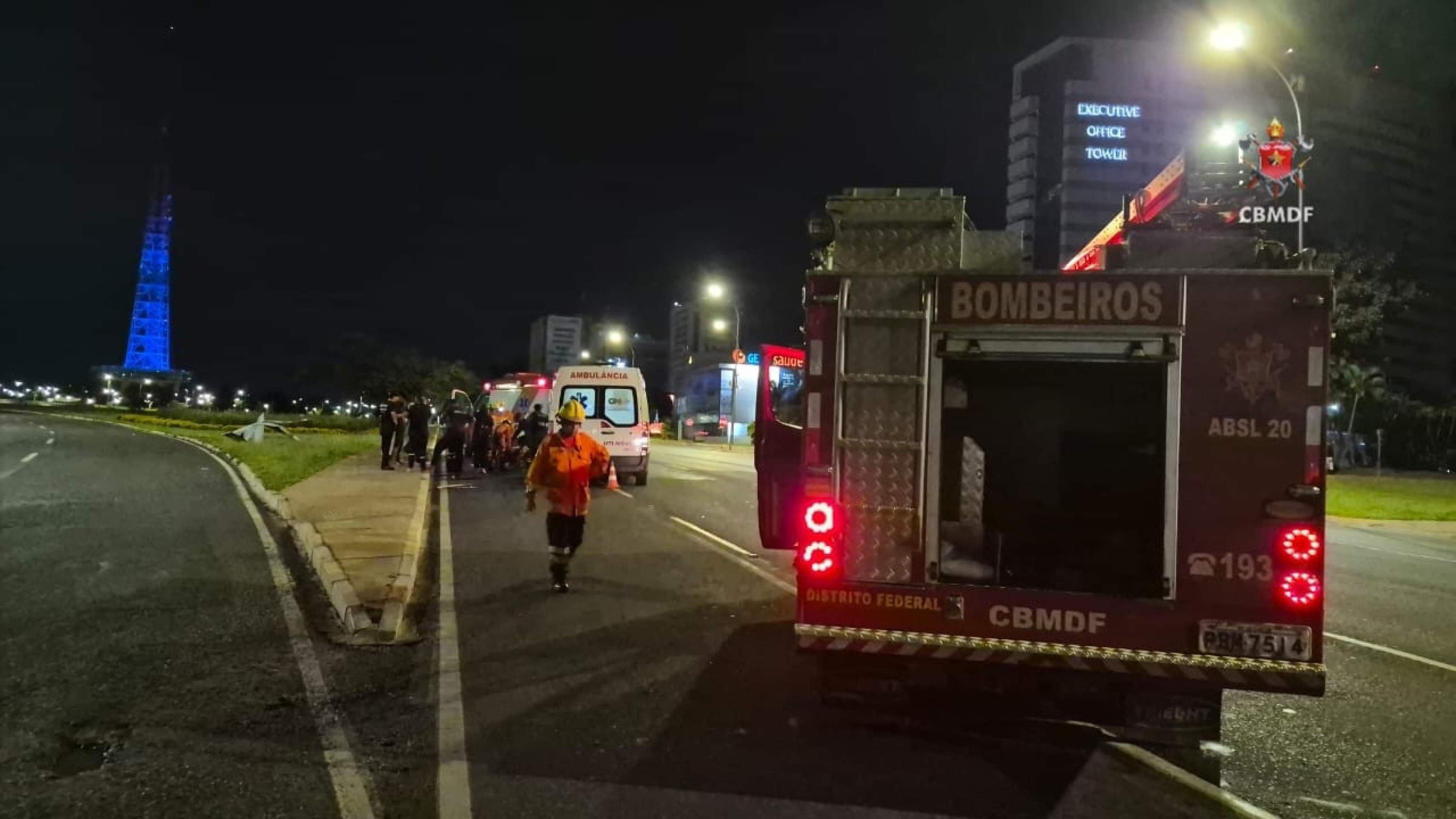 Motorista foge após atropelar pedestre no Eixo Monumental 