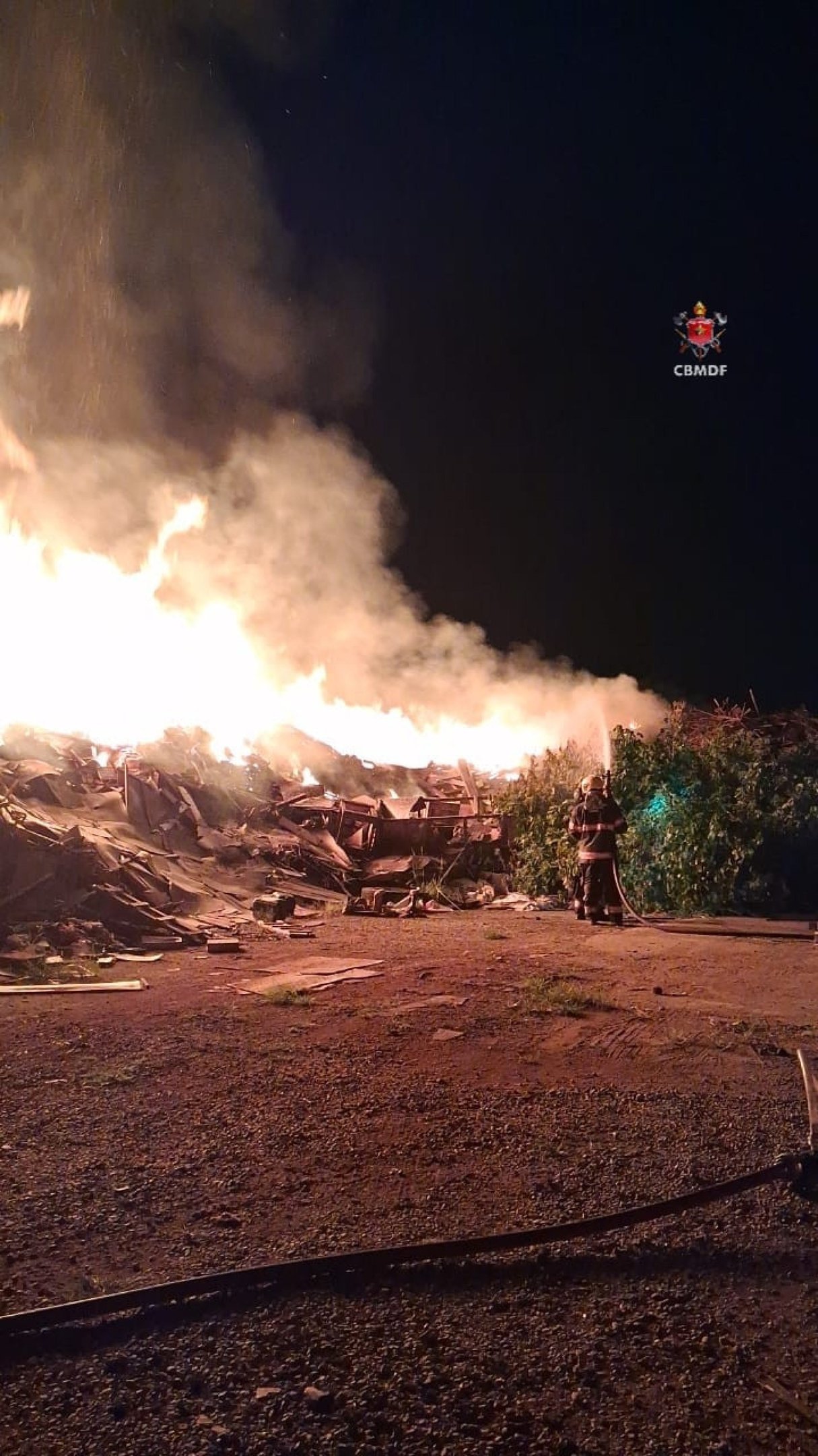 Inc&ecirc;ndio atinge pilhas de madeira desde a noite desse domingo (18)