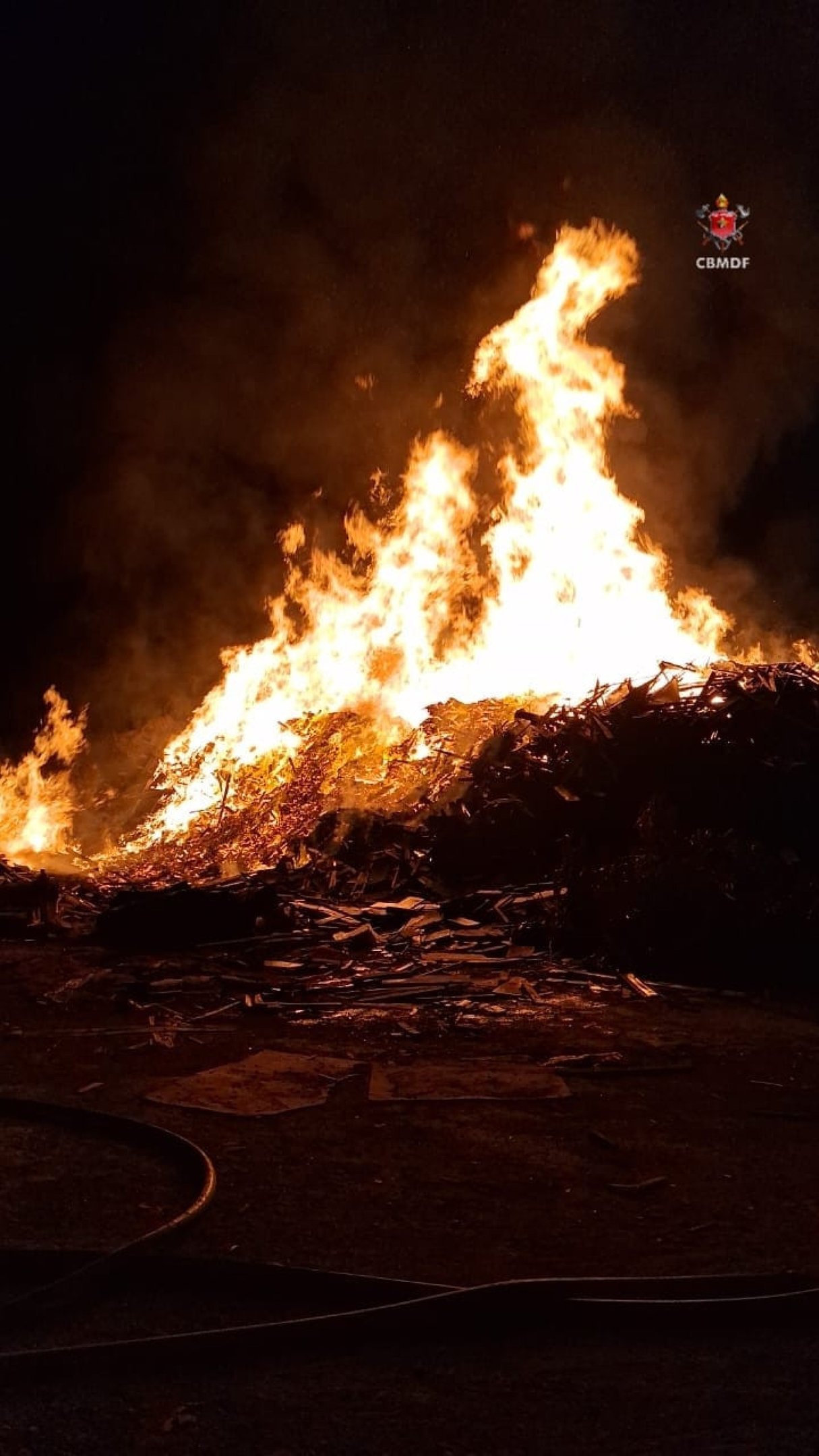 Inc&ecirc;ndio atinge pilhas de madeira desde a noite desse domingo (18)