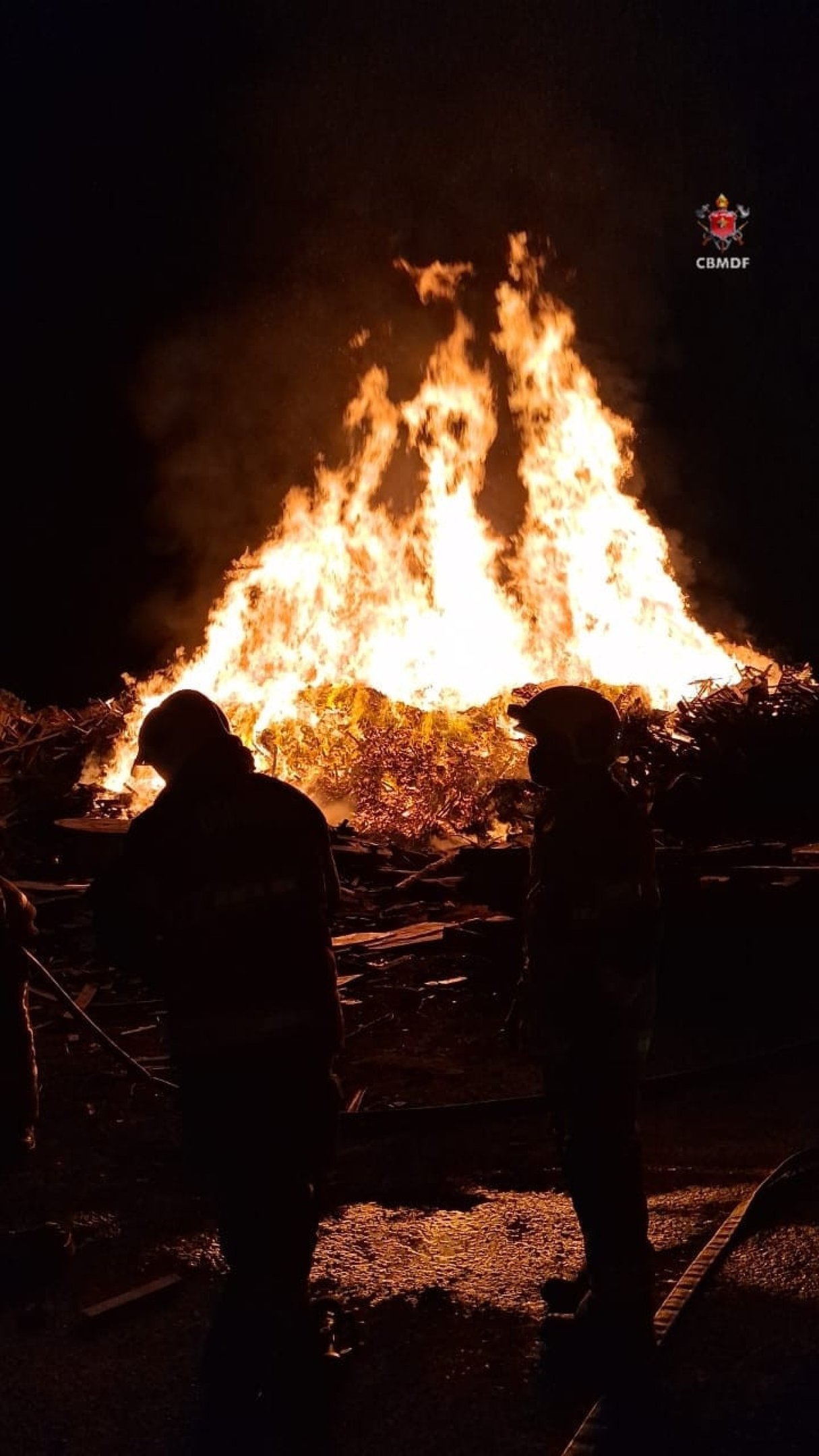 Inc&ecirc;ndio atinge pilhas de madeira desde a noite desse domingo (18)