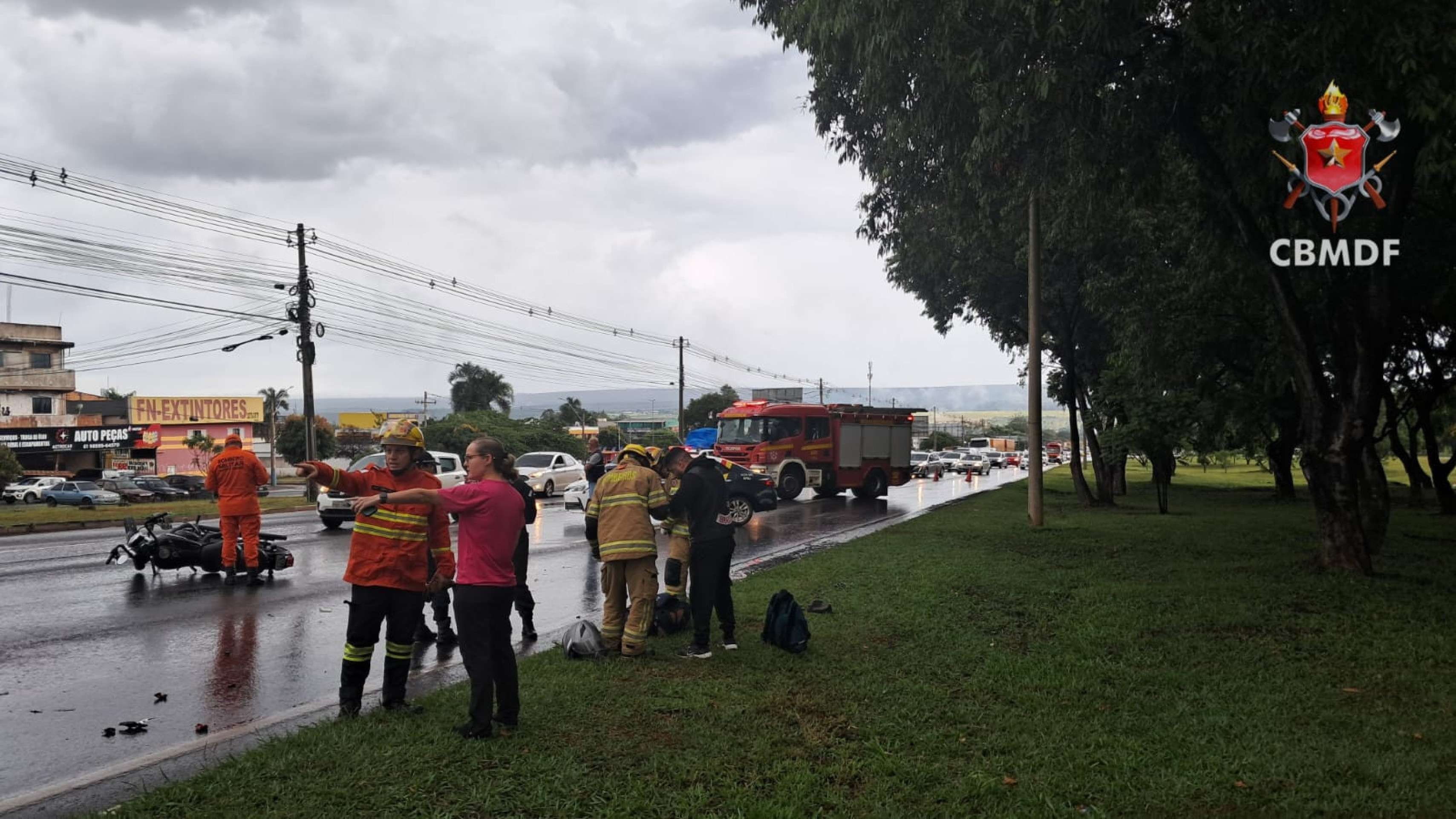 Acidente entre moto e carro interditou duas faixas na EPIA Norte