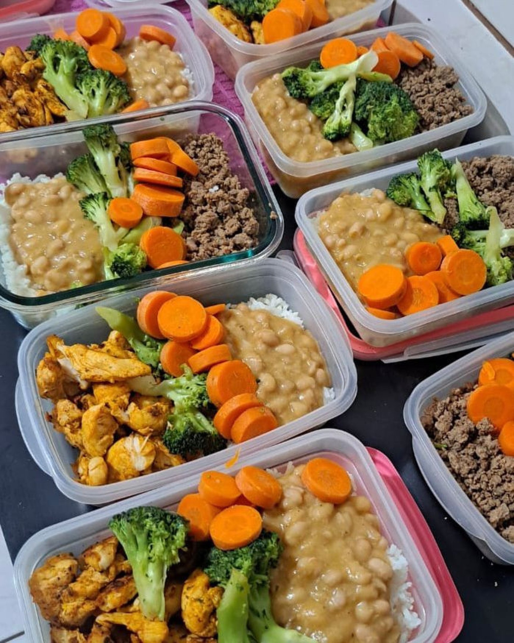 Op&ccedil;&atilde;o de almo&ccedil;oarroz, feij&atilde;o, prote&iacute;na e legumesQuantidade para uma marmita: Tr&ecirc;s a quatro colheres de sopa de arroz branco ou integralUma concha pequena de feij&atilde;o cozido100g de prote&iacute;na (frango em cubos grelhado ou em fil&eacute;s)Legumes &agrave; vontade (br&oacute;colis e cenoura, mas pode variar com outras op&ccedil;&otilde;es)Ingredientes: alho, cebola, sal, c&uacute;rcuma, p&aacute;prica e cheiro-verde a gostoModo de preparar: Cozinhe o arroz normalmente, apenas com alho, sal e um fio de azeiteCozinhe o feij&atilde;o at&eacute; ficar macio (pode ser com louro e alho, n&atilde;o usar carnes com gorduras)Tempere a prote&iacute;na escolhida com alho, sal e temperos naturaisGrelhe o frango ou peixe, ou refogue a carne mo&iacute;da at&eacute; dourar bemCozinhe os legumes no vapor ou na &aacute;gua, sem deixar muito molesMonte a marmita separando os alimentos para manter textura e saborModo de preparo:Refogue tudo em fogo m&eacute;dio at&eacute; dourar e ficar suculento.