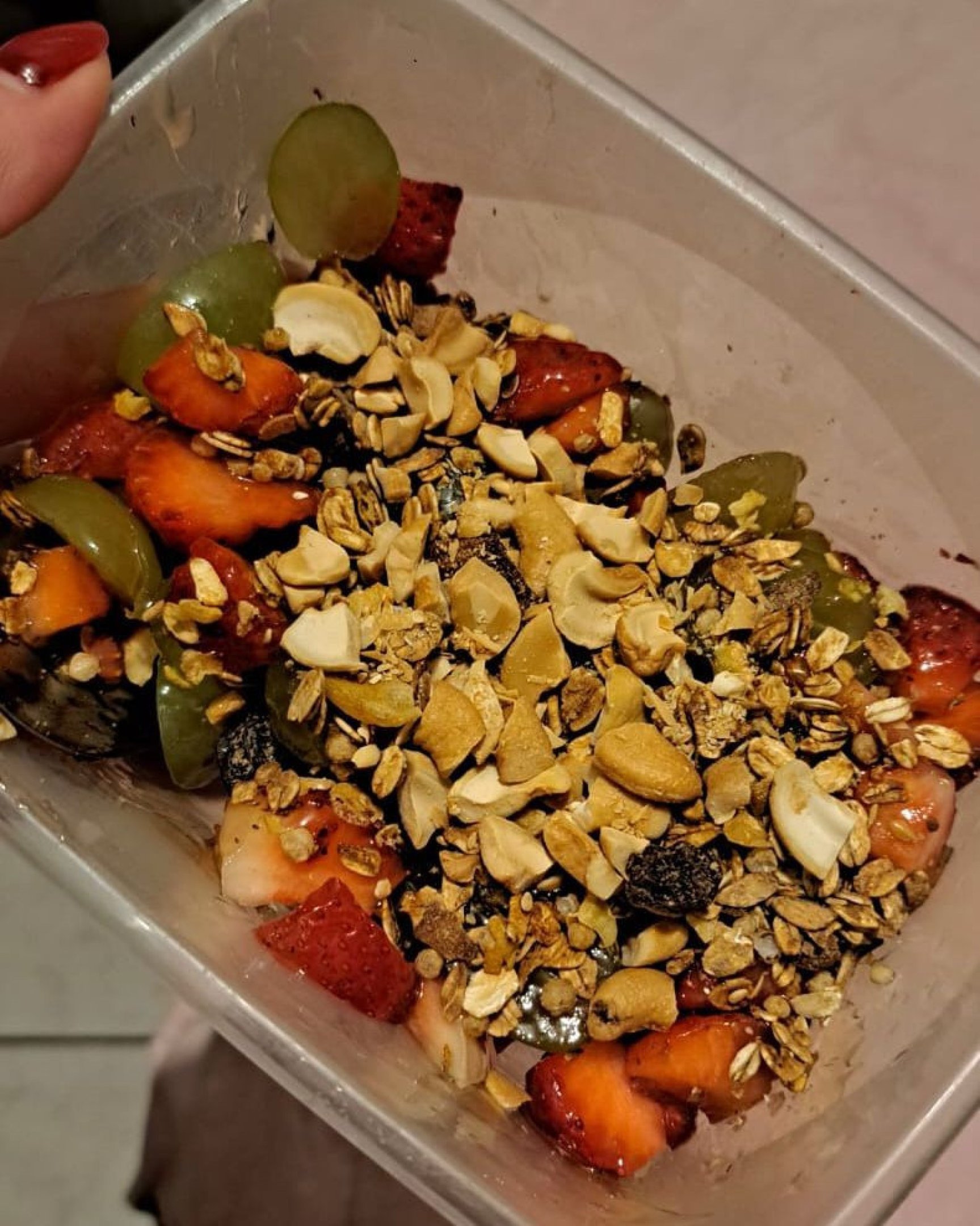 Op&ccedil;&atilde;o de lanchefrutas com castanhas e granolaIngredientes para uma por&ccedil;&atilde;o: 10 Morangos picadoUm cacho pequeno de uva (verde ou roxa)Se estiver em dieta para ganho de massa pode adicionar uma banana 1 colher de sopa de granola1 colher de sopa de castanhas (castanha-de-caju, amendoim ou mix)1 colher de semente de chia ou linha&ccedil;aSe estiver em dieta para ganho de massa, pode adicionar uma colher de sopa de melModo de preparar: Lave bem e higienize as frutasCorte e misture em um potinhoFinalize com a granola e as castanhas por cimaDica nutricional: &oacute;tima op&ccedil;&atilde;o de lanche da tarde ou p&oacute;s-refei&ccedil;&atilde;o, rica em fibras, vitaminas e gorduras boas.