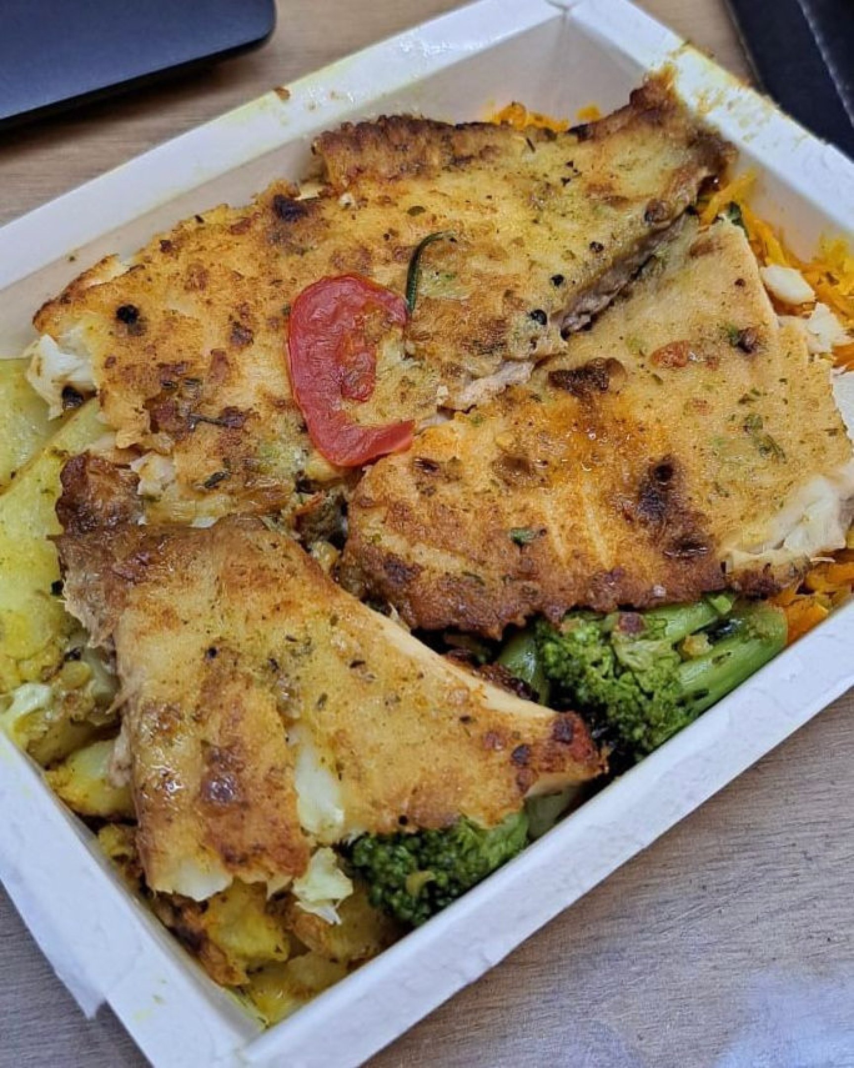 Op&ccedil;&atilde;o de Jantarbatata inglesa assada, til&aacute;pia grelhada e legumes cozidos Quantidade para uma marmita: 120g de batata cozida ou assada100g de fil&eacute; de til&aacute;pia grelhadoLegumes &agrave; vontade (br&oacute;colis e cenoura, mas pode variar com outras op&ccedil;&otilde;es)Ingredientes: alho, cebola, sal, c&uacute;rcuma, p&aacute;prica e cheiro-verde a gostoModo de preparar: Cozinhe a batata inteira em &aacute;gua e corte em formato de canoa. Se quiser deixar mais crocante, pode colocar para assar na airfry por 10 minutosTempere a til&aacute;pia com alho, sal e temperos naturais, grelhe e deixe dourar bemCozinhe os legumes no vapor ou na &aacute;gua, sem deixar muito molesMonte a marmita separando os alimentos para manter textura e saborObs: Voc&ecirc; pode usar outra op&ccedil;&atilde;o de prote&iacute;naFonte: nutricionista Iara Pereira