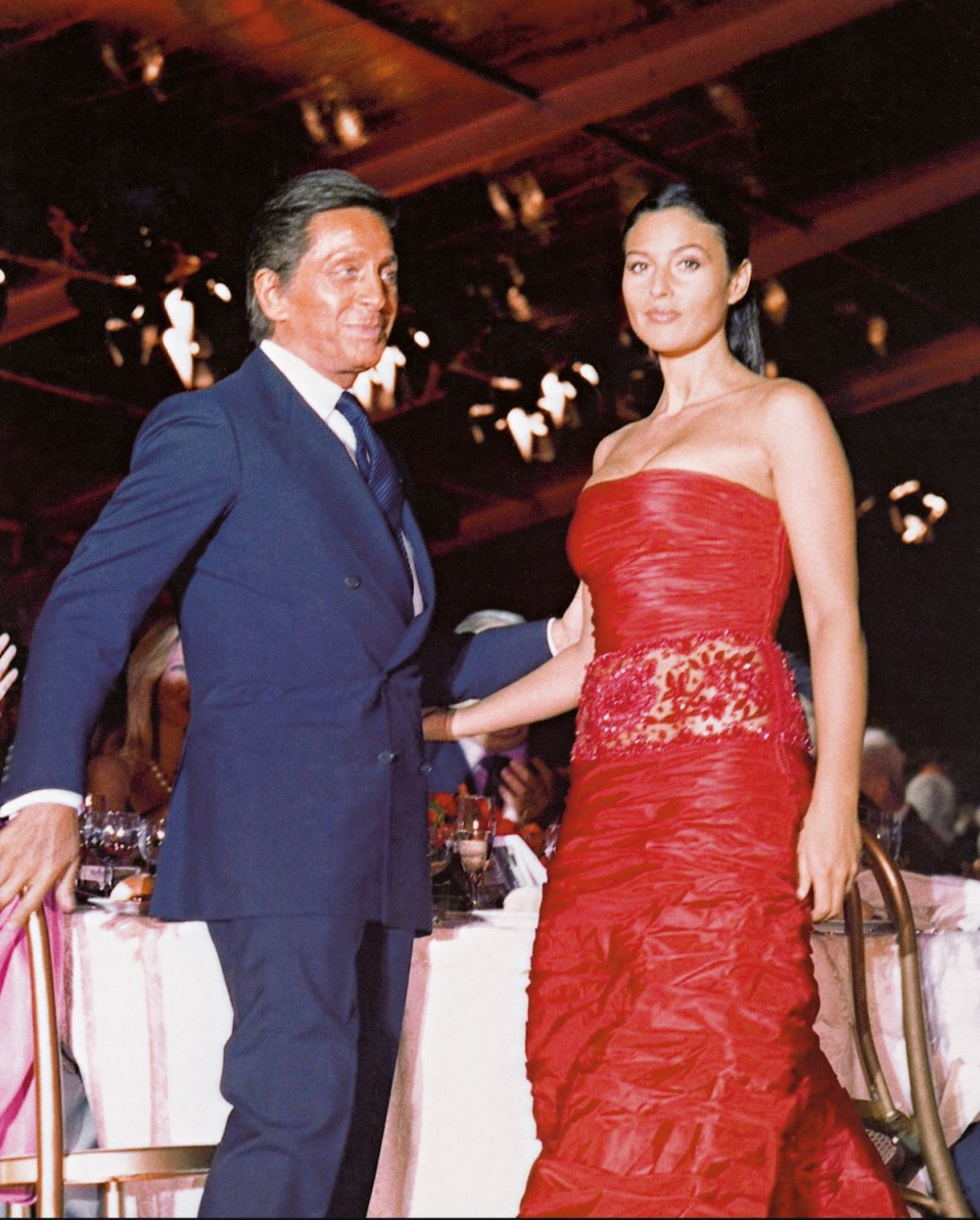 Valentino Garavani e Monica Bellucci em 1990 