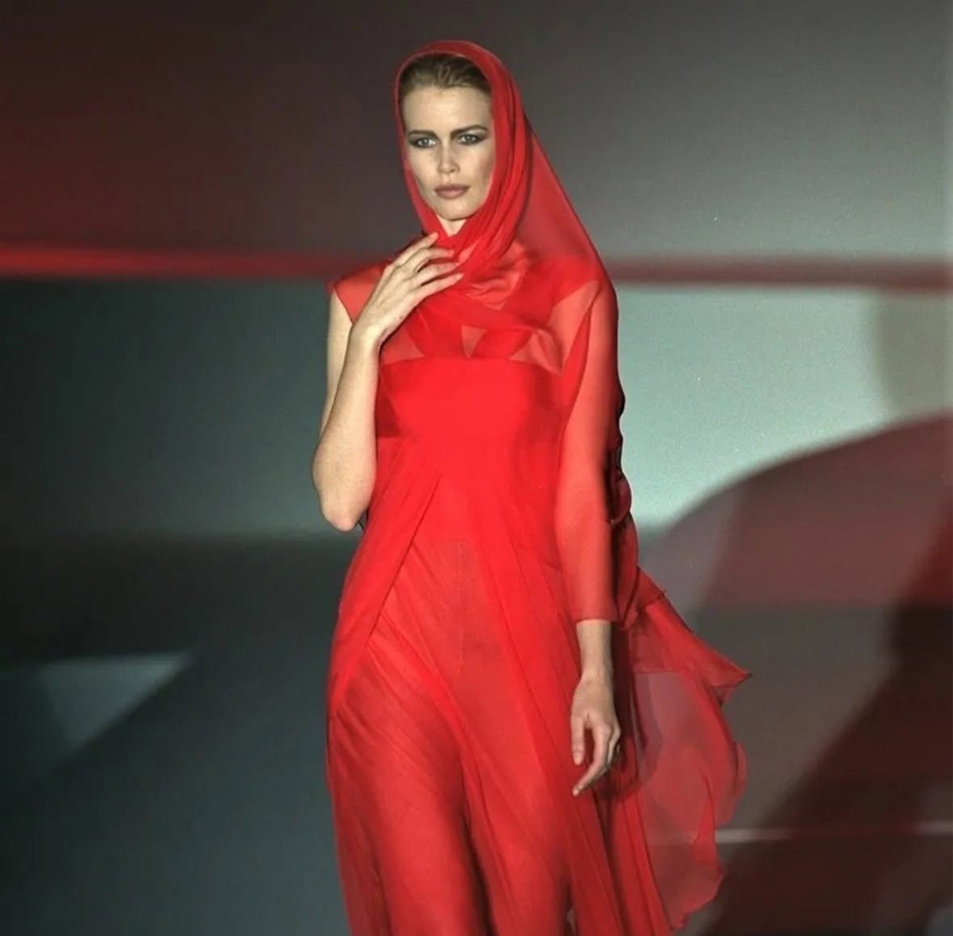 Claudia Schiffer no desfile Under the Rome&rsquo;s sky: the stars of fashion, em 1996 