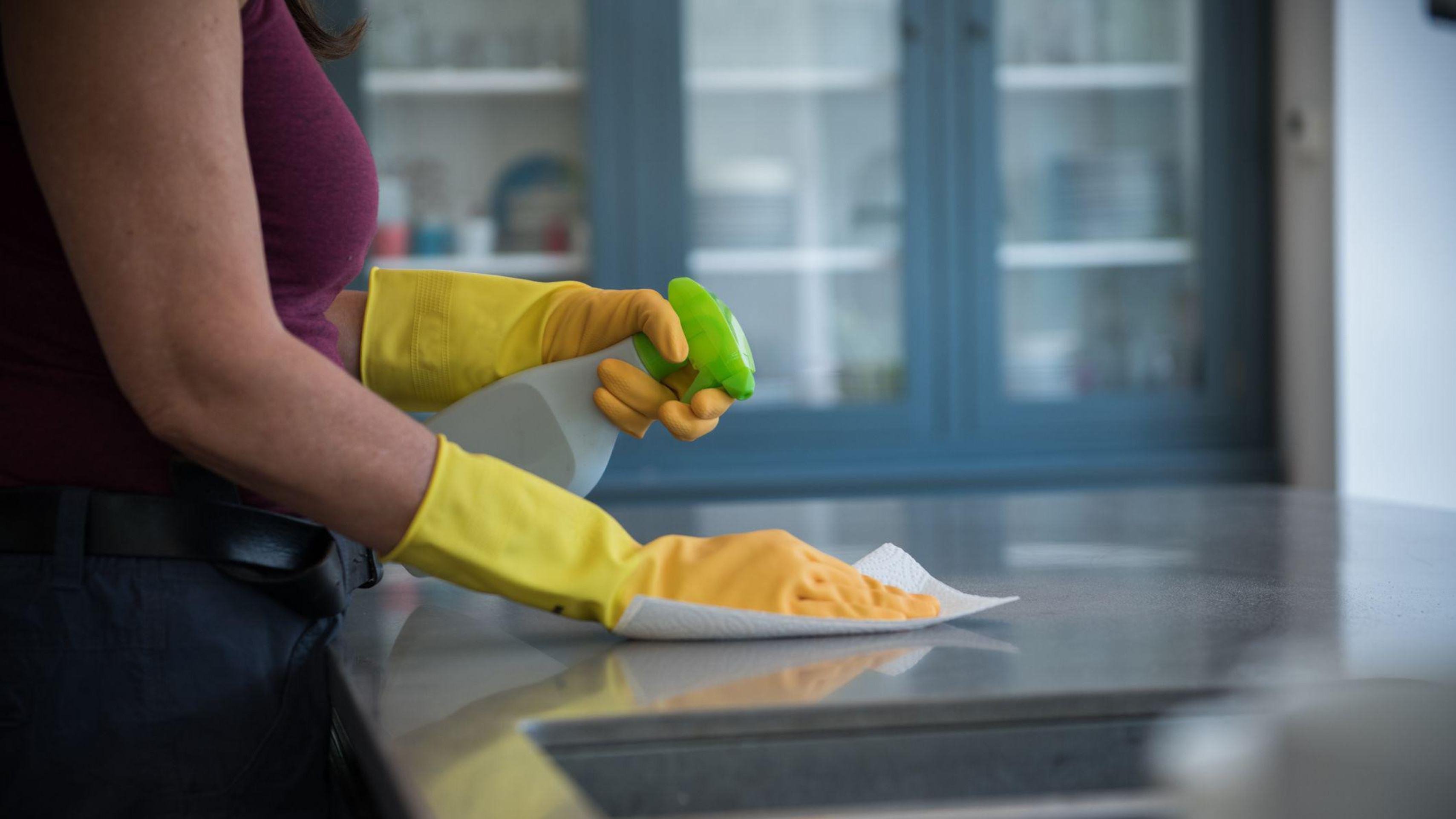 'É um trabalho pesado, com rotina intensa e cansaço constante', relata oceanógrafo brasileiro que trabalha fazendo limpezas em um hotel (foto ilustrativa) -  (crédito: Getty Images)