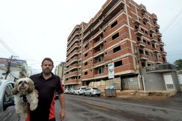 Ronaldo Pereira reclama que prédio está abandonado há dois anos -  (crédito:  Marcelo Ferreira/CB/D.A Press)