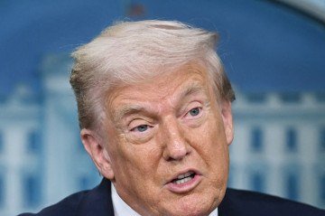 US President Donald Trump speaks during a briefing in the Brady Briefing Room of the White House in Washington, DC, on January 20, 2026. The White House said President Donald Trump will hold a press conference Tuesday exactly a year into his second term, amid acute international tension over his drive to take over Greenland. (Photo by SAUL LOEB / AFP)
- (crédito: SAUL LOEB / AFP) US President Donald Trump speaks during a briefing in the Brady Briefing Room of the White House in Washington, DC, on January 20, 2026. The White House said President Donald Trump will hold a press conference Tuesday exactly a year into his second term, amid acute international tension over his drive to take over Greenland. (Photo by SAUL LOEB / AFP)
- (crédito: SAUL LOEB / AFP)