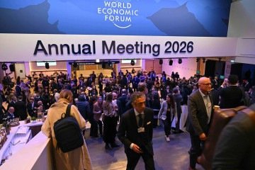 Visitantes participam da reunião anual do Fórum Econômico Mundial (FEM) em Davos, em 20 de janeiro de 2026       -  (crédito: FABRICE COFFRINI / AFP)
