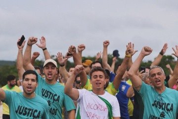 Camiseta de Nikolas faz alus&atilde;o a "D&eacute;bora do Batom" -  (crédito: Reprodu&ccedil;&atilde;o/Nikolas Ferreira)