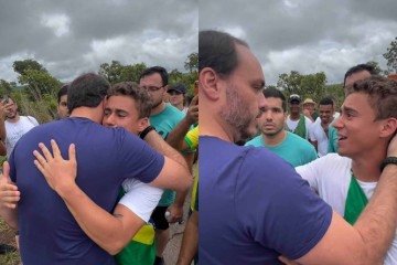A chegada de Carlos Bolsonaro foi registrada por Nikolas Ferreira, que destacou o gesto como apoio ao pai, Jair Bolsonaro, e aos presos do 8 de janeiro -  (crédito: Reprodução / Instagram )