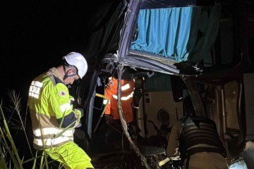 Ônibus saiu de Guarapari (ES) e estava indo para Ouro Branco (MG)
 -  (crédito: Corpo de Bombeiros/Reprodução)