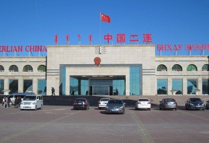 <p>A escultura fica na cidade chinesa de Erenhot, mas bem perto da cidade de Zamyn-Üüd, na Mongólia. Fica a poucos metros da fronteira, mas não exatamente na linha divisória entre os dois países. Na prática, porém, muitos consideram fronteira.</p>
 -  (crédito: Ken Marshall wikimedia commons) -<p>A escultura fica na cidade chinesa de Erenhot, mas bem perto da cidade de Zamyn-Üüd, na Mongólia. Fica a poucos metros da fronteira, mas não exatamente na linha divisória entre os dois países. Na prática, porém, muitos consideram fronteira.</p>
 -  (crédito: Ken Marshall wikimedia commons)