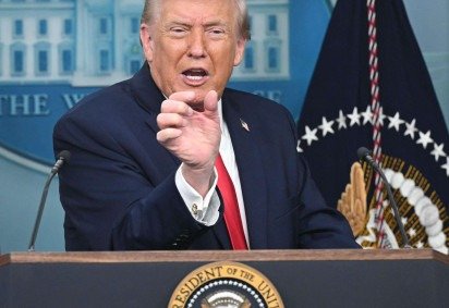 O presidente fala à imprensa na Casa Branca: ameaças renovadas à Europa às vésperas do encontro de cúpula na Suíça -  (crédito: Saul Loeb/AFP) -O presidente fala à imprensa na Casa Branca: ameaças renovadas à Europa às vésperas do encontro de cúpula na Suíça -  (crédito: Saul Loeb/AFP)