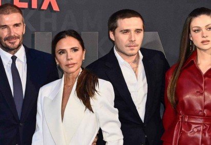 Victoria Beckham, em documentário da Netflix, trabalhando na sua linha de moda -  (crédito: Netflix)