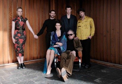 Parte do elenco do filme de Aïnouz: Elle Fanning, Jamie Bell, Callum Turner, Lukas Gage (em pé), Riley Keough e Tracy Letts (sentados). -  (crédito: Felix Dickson/ Divulgação) -Parte do elenco do filme de Aïnouz: Elle Fanning, Jamie Bell, Callum Turner, Lukas Gage (em pé), Riley Keough e Tracy Letts (sentados). -  (crédito: Felix Dickson/ Divulgação)