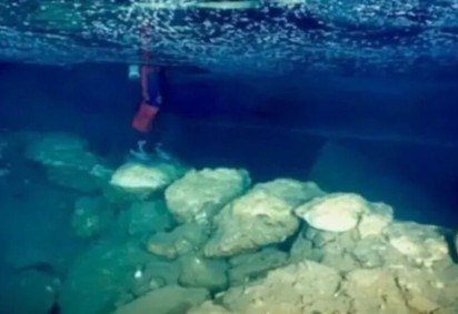 <p>Estudos feitos em uma ponte de pedra submersa em caverna na ilha de Maiorca, no Mediterrâneo, revelaram que os humanos viveram na região em época anterior ao que se suponha.</p>
 -  (crédito: Divulgação/Bogdan Onac) -<p>Estudos feitos em uma ponte de pedra submersa em caverna na ilha de Maiorca, no Mediterrâneo, revelaram que os humanos viveram na região em época anterior ao que se suponha.</p>
 -  (crédito: Divulgação/Bogdan Onac)