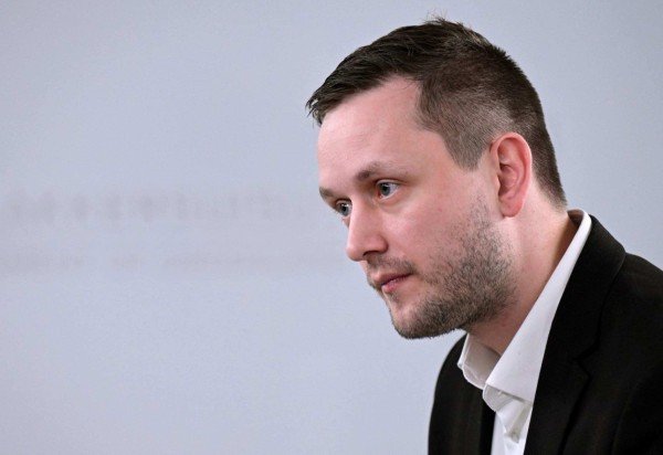 O Primeiro-Ministro da Groenlândia, Jens-Frederik Nielsen, discursa em uma coletiva de imprensa em 20 de janeiro de 2026, em Nuuk, capital da Groenlândia -  (crédito: Jonathan Nackstrand / AFP)