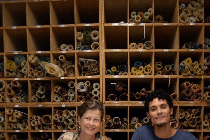 A professora de arquitetura Andréa Bernardes com o arquivista Arthur Silva