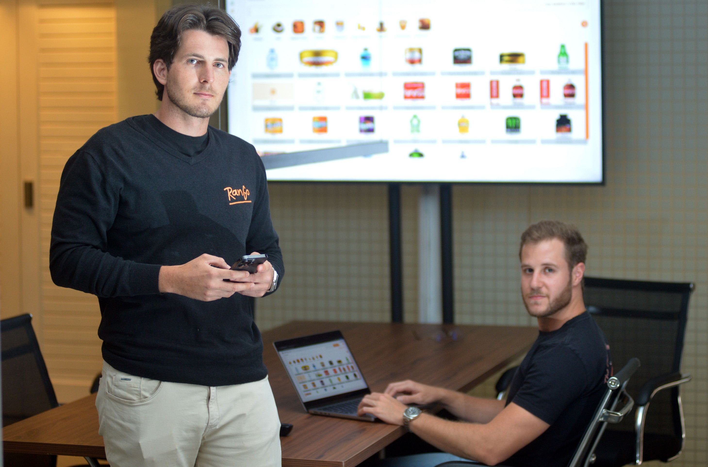  20/01/2026 - Ed Alves/CB/DA Press. Cidades. Jovens Empreendedores. Na foto, Davi Rehem (Camisa manga longa) e Hugo Szervinsk. 