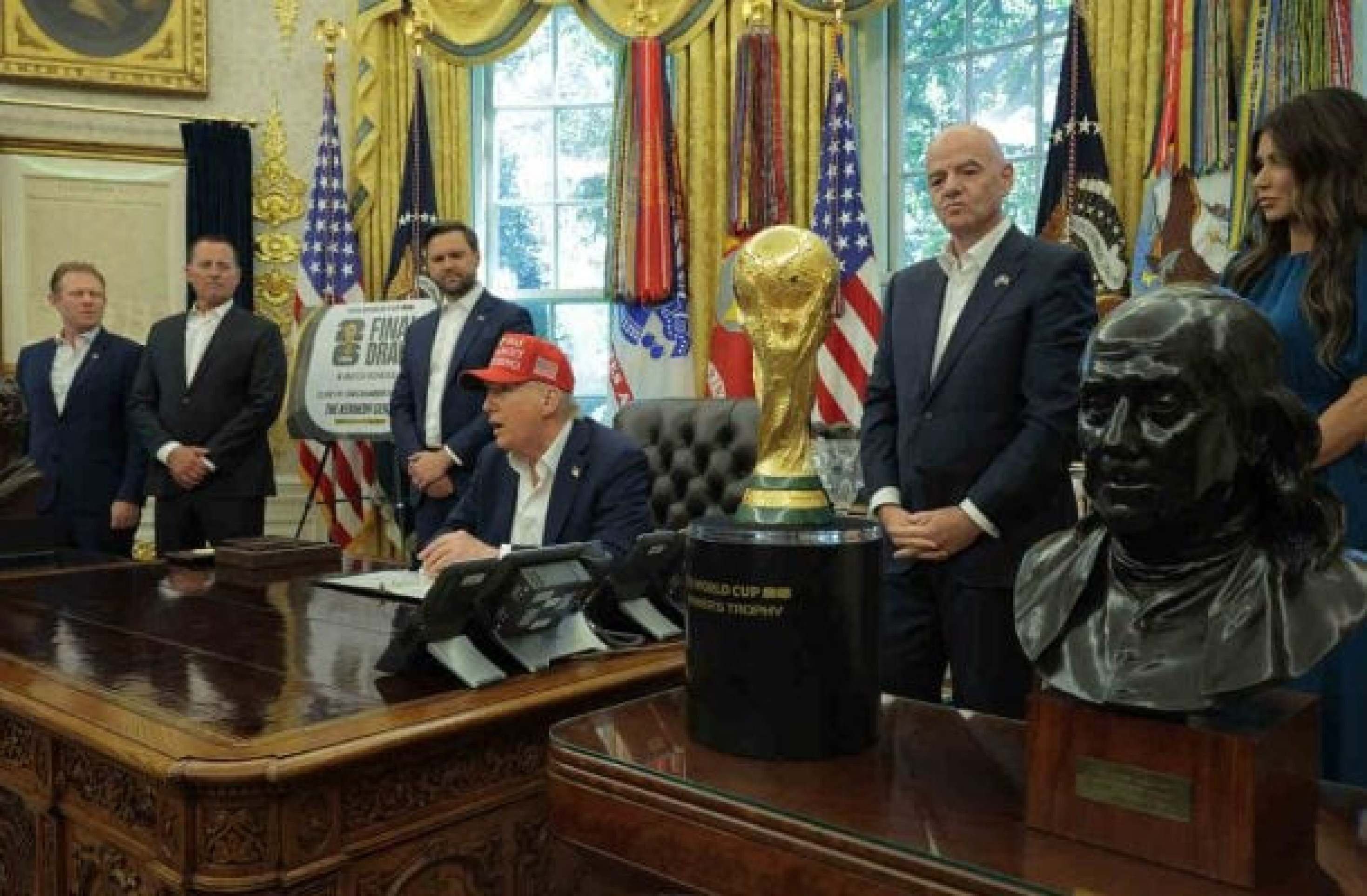 Trump ao lado do presidente da Fifa, Donald Trump, na Casa Branca -  (crédito: Foto: Chip Somodevilla/Getty Images)