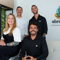 Mônica Barcelos, diretora executiva da Abrapango; e Ítalo Nascimento, presidente (na frente). João Vitor Martins, diretor de cultivo; e Gustavo Vicente, diretor institucional -  (crédito: Divulgação)