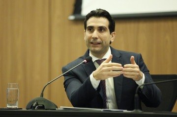 Galípolo: 'Por que mesmo com taxas de juros mais elevadas, a gente continua assistindo a essa dificuldade para conseguir produzir a convergência da inflação para a meta e uma economia tão resiliente para uma taxa de juros tão elevada?' -  (crédito: Raphael Ribeiro/BC)