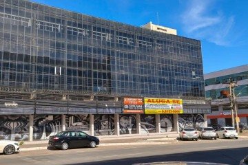 Cena comum para quem anda pela região são de anúncios de venda e de aluguel de prédios inteiros -  (crédito: Luiz Fellipe Alves/CB/DA Press)