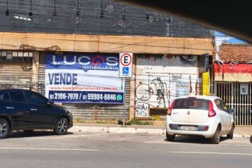 Placa anuncia venda de estabelecimento comercial