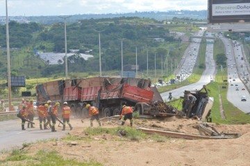 Soja que o caminhão carregava se espalhou pela pista após o tombamento -  (crédito: Ed Alves)
