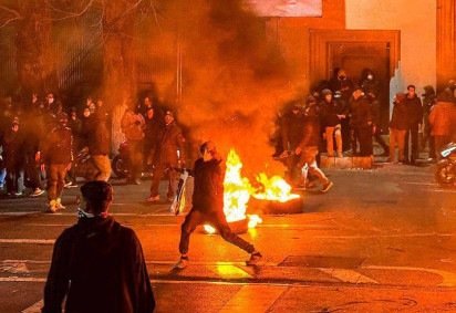Manifestantes iranianos se reúnem ao bloquear uma rua durante um protesto em Teerã, na noite de 9 de janeiro -  (crédito: BBC) -Manifestantes iranianos se reúnem ao bloquear uma rua durante um protesto em Teerã, na noite de 9 de janeiro -  (crédito: BBC)
