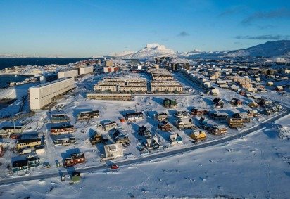 Esta imagem aérea mostra a cidade de Nuuk coberta de neve ao longo da costa oeste da Groenlândia, em 20 de janeiro de 2026 -  (crédito: JONATHAN NACKSTRAND / AFP) -Esta imagem aérea mostra a cidade de Nuuk coberta de neve ao longo da costa oeste da Groenlândia, em 20 de janeiro de 2026 -  (crédito: JONATHAN NACKSTRAND / AFP)