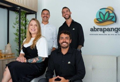 Mônica Barcelos, diretora executiva da Abrapango; e Ítalo Nascimento, presidente (na frente). João Vitor Martins, diretor de cultivo; e Gustavo Vicente, diretor institucional -  (crédito: Divulgação) -Mônica Barcelos, diretora executiva da Abrapango; e Ítalo Nascimento, presidente (na frente). João Vitor Martins, diretor de cultivo; e Gustavo Vicente, diretor institucional -  (crédito: Divulgação)