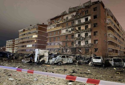 Esta imagem, divulgada em 21 de janeiro de 2026 na conta oficial do Telegram de Murat Kumpilov, chefe da República da Adiguésia, na Rússia, mostra um prédio residencial e um estacionamento danificados após um ataque de drone no distrito de Takhtamukaysky, na república       -  (crédito: HANDOUT / TELEGRAM / MURATKUMPILOV / AFP) -Esta imagem, divulgada em 21 de janeiro de 2026 na conta oficial do Telegram de Murat Kumpilov, chefe da República da Adiguésia, na Rússia, mostra um prédio residencial e um estacionamento danificados após um ataque de drone no distrito de Takhtamukaysky, na república       -  (crédito: HANDOUT / TELEGRAM / MURATKUMPILOV / AFP)