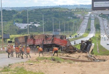 Soja que o caminhão carregava se espalhou pela pista após o tombamento -  (crédito: Ed Alves) -Soja que o caminhão carregava se espalhou pela pista após o tombamento -  (crédito: Ed Alves)