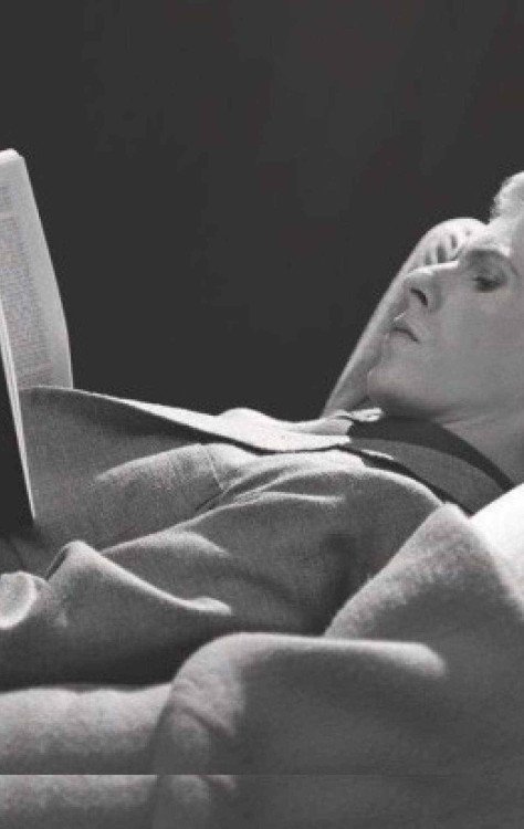 Leitor voraz, Bowie encontrou na literatura parte essencial do seu processo criativo - (crédito: Reprodução ) Leitor voraz, Bowie encontrou na literatura parte essencial do seu processo criativo - (crédito: Reprodução )