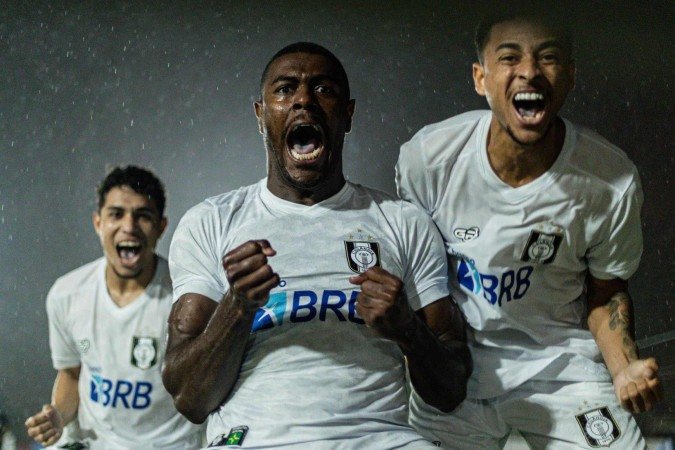 Patrickão comemora um dos dois gols marcados por ele no Abadião: resultado importante para o Gato Preto na temporada - (crédito: Renan Pariz/Ceilândia) Patrickão comemora um dos dois gols marcados por ele no Abadião: resultado importante para o Gato Preto na temporada - (crédito: Renan Pariz/Ceilândia)