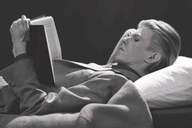 Leitor voraz, Bowie encontrou na literatura parte essencial do seu processo criativo - (crédito: Reprodução ) Leitor voraz, Bowie encontrou na literatura parte essencial do seu processo criativo - (crédito: Reprodução )