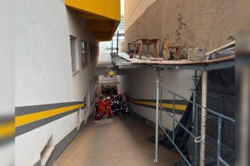 Segundo informações dos bombeiros, o homem caiu do andaime enquanto trabalhava - (crédito: Reprodução: CBMDF) Segundo informações dos bombeiros, o homem caiu do andaime enquanto trabalhava - (crédito: Reprodução: CBMDF)