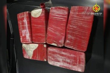 A carga, estimada em R$ 240 mil, seria destinada ao abastecimento de pontos de venda na região - (crédito: Divulgação/PMDF) A carga, estimada em R$ 240 mil, seria destinada ao abastecimento de pontos de venda na região - (crédito: Divulgação/PMDF)