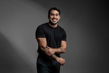 O cantor Emídio compartilha uma virada decisiva em sua trajetória: um encontro espiritual que o resgatou em meio ao vício, à exaustão emocional e à busca por validação no mundo artístico. Mesmo vivendo o auge da carreira, o artista conta que enfrentava um profundo vazio até ser surpreendido por um encontro com Jesus que mudou tudo.
O cantor Emídio compartilha uma virada decisiva em sua trajetória: um encontro espiritual que o resgatou em meio ao vício, à exaustão emocional e à busca por validação no mundo artístico. Mesmo vivendo o auge da carreira, o artista conta que enfrentava um profundo vazio até ser surpreendido por um encontro com Jesus que mudou tudo.