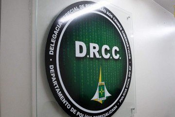 De acordo com o delegado da Delegacia de Repressão aos Crimes Cibernéticos (DRCC), João Guilherme, os criminosos utilizaram um aplicativo de mensagens para fazer as ameaças
- (crédito: Divulgação/PCDF) De acordo com o delegado da Delegacia de Repressão aos Crimes Cibernéticos (DRCC), João Guilherme, os criminosos utilizaram um aplicativo de mensagens para fazer as ameaças
- (crédito: Divulgação/PCDF)