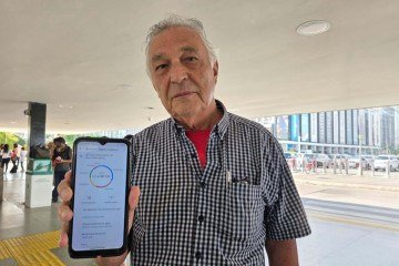 Aos 79 anos, Pedro Reino usa o celular principalmente para trabalho e comunicação, mas defende equilíbrio no uso da tecnologia