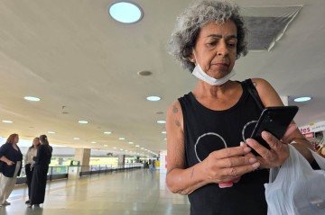 Márcia Barbosa de Lima, de 60 anos, diz que costuma usar o celular por 2h todos os dias